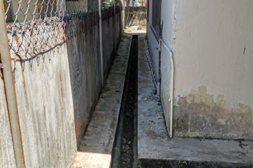 {TELUK INTAN} SINGLE STOREY BUNGALOW FOR SALE