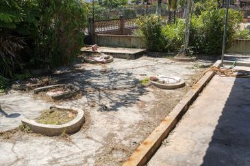 {TELUK INTAN} SINGLE STOREY BUNGALOW FOR SALE