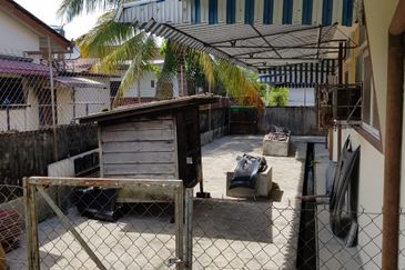 {TELUK INTAN} SINGLE STOREY BUNGALOW FOR SALE