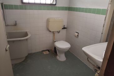 {TELUK INTAN} SINGLE STOREY BUNGALOW FOR SALE