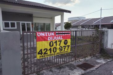 {TELUK INTAN} Rumah Corner Lot Setingkat Luas Tanah 2600kps