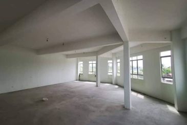 {HUTAN MELINTANG} 4 Storey Shoplot with Roof Top Access For Sale