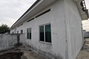 {HUTAN MELINTANG} 4 Storey Shoplot with Roof Top Access For Sale