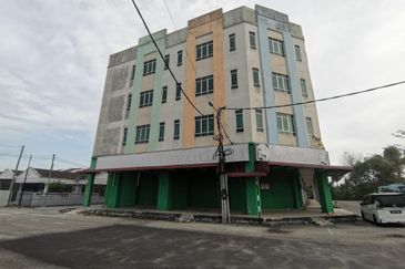 {HUTAN MELINTANG} 4 Storey Shoplot with Roof Top Access For Sale