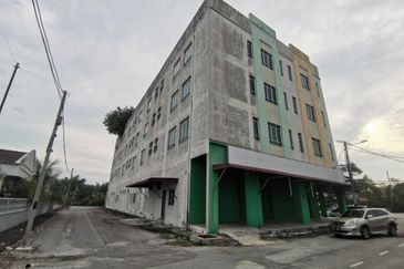 {HUTAN MELINTANG} 4 Storey Shoplot with Roof Top Access For Sale