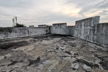 {HUTAN MELINTANG} 4 Storey Shoplot with Roof Top Access For Sale