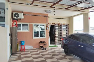 {TELUK INTAN} Rumah Corner Siap dengan awning, grill, kipas siling, aircon, heater dan lampu