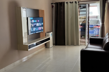 {TELUK INTAN} Rumah Corner Siap dengan awning, grill, kipas siling, aircon, heater dan lampu