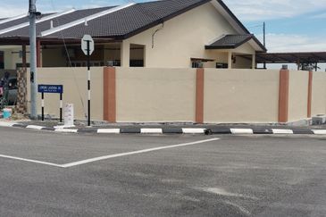 {TELUK INTAN} Rumah Corner Siap dengan awning, grill, kipas siling, aircon, heater dan lampu