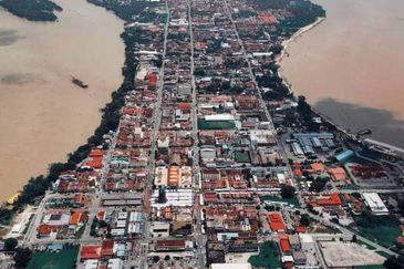 {TELUK INTAN} Rumah Corner Lot Setingkat Luas Tanah 2600kps
