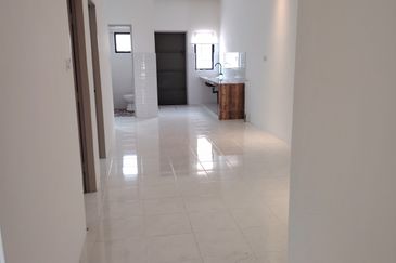 {BATU GAJAH} Terrace Houses by the Lakes