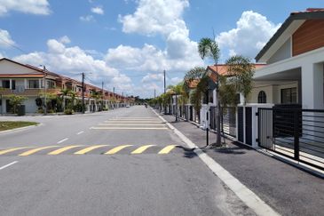 {BATU GAJAH} Terrace Houses by the Lakes