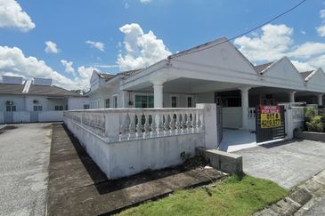 {HUTAN MELINTANG} Single Storey Terrace End Lot House For Sale