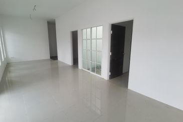 {HUTAN MELINTANG} Single Storey Terrace End Lot House For Sale