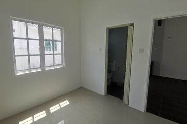 {HUTAN MELINTANG} Single Storey Terrace End Lot House For Sale