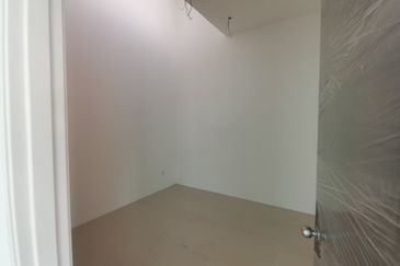 {HUTAN MELINTANG} Single Storey Terrace End Lot House For Sale