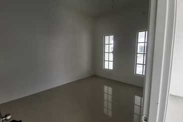 {HUTAN MELINTANG} Single Storey Terrace End Lot House For Sale