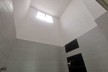 {HUTAN MELINTANG} Single Storey Terrace End Lot House For Sale