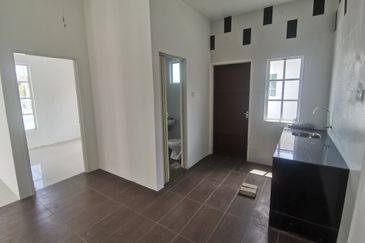 {HUTAN MELINTANG} Single Storey Terrace End Lot House For Sale