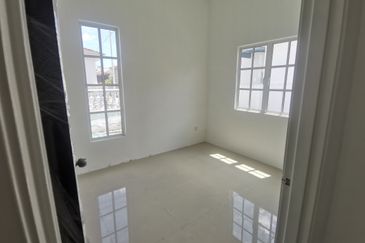 {HUTAN MELINTANG} Single Storey Terrace End Lot House For Sale