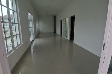 {HUTAN MELINTANG} Single Storey Terrace End Lot House For Sale
