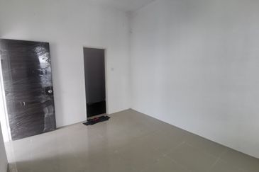 {HUTAN MELINTANG} Single Storey Terrace End Lot House For Sale