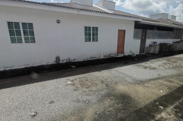 {HUTAN MELINTANG} Single Storey Terrace End Lot House For Sale