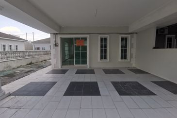 {HUTAN MELINTANG} Single Storey Terrace End Lot House For Sale
