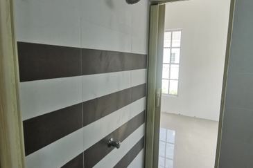 {HUTAN MELINTANG} Single Storey Terrace End Lot House For Sale