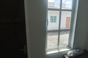 {HUTAN MELINTANG} Single Storey Terrace End Lot House For Sale