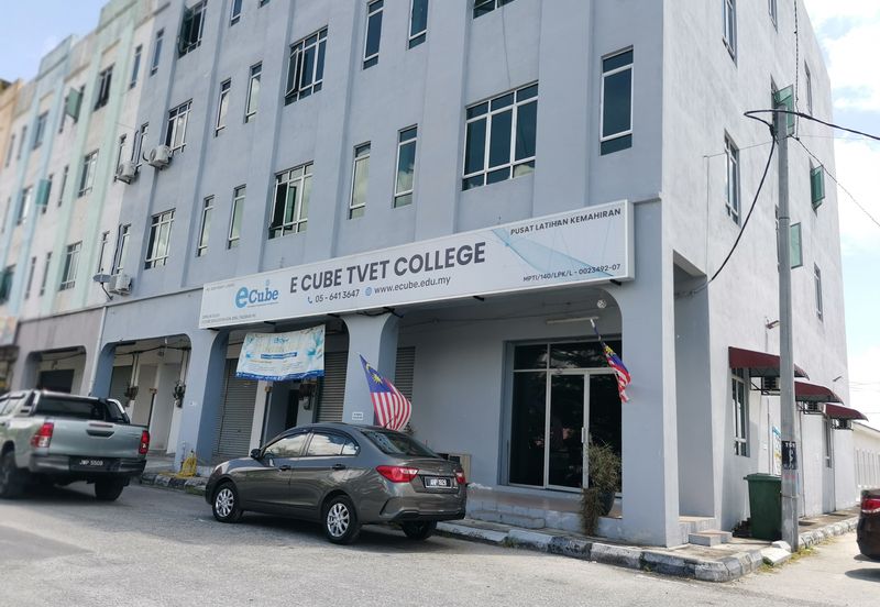 {HUTAN MELINTANG} Single Storey Terrace End Lot House For Sale