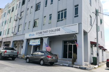 {HUTAN MELINTANG} Single Storey Terrace End Lot House For Sale