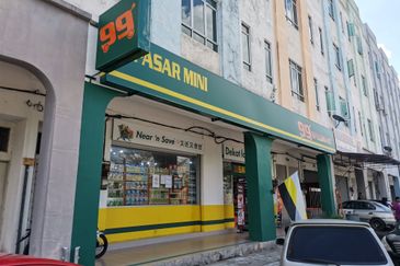 {HUTAN MELINTANG} Single Storey Terrace End Lot House For Sale