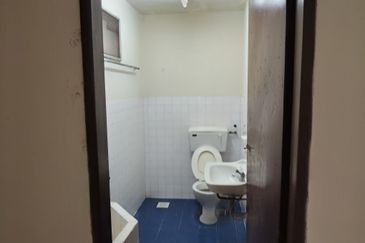 {TELUK INTAN} Double Storey End Lot House For Sale