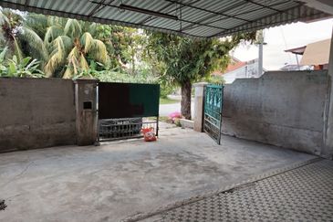 {TELUK INTAN} Double Storey End Lot House For Sale