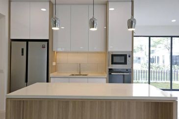 3 STOREY TERRACE HOUSE CORNER [EXTRA LAND 20X70 ] 