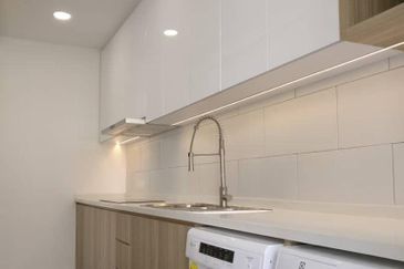 3 STOREY TERRACE HOUSE CORNER [EXTRA LAND 20X70 ] 