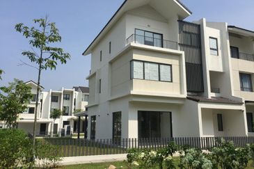 3 STOREY TERRACE HOUSE CORNER [EXTRA LAND 20X70 ] 