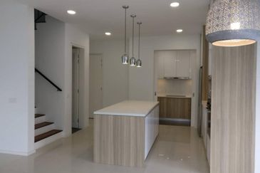 3 STOREY TERRACE HOUSE CORNER [EXTRA LAND 20X70 ] 