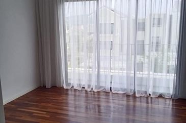 3 STOREY TERRACE HOUSE CORNER [EXTRA LAND 20X70 ] 