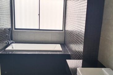 3 STOREY TERRACE HOUSE CORNER [EXTRA LAND 20X70 ] 