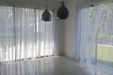 3 STOREY TERRACE HOUSE CORNER [EXTRA LAND 20X70 ] 