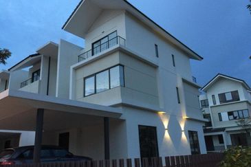 3 STOREY TERRACE HOUSE CORNER [EXTRA LAND 20X70 ] 