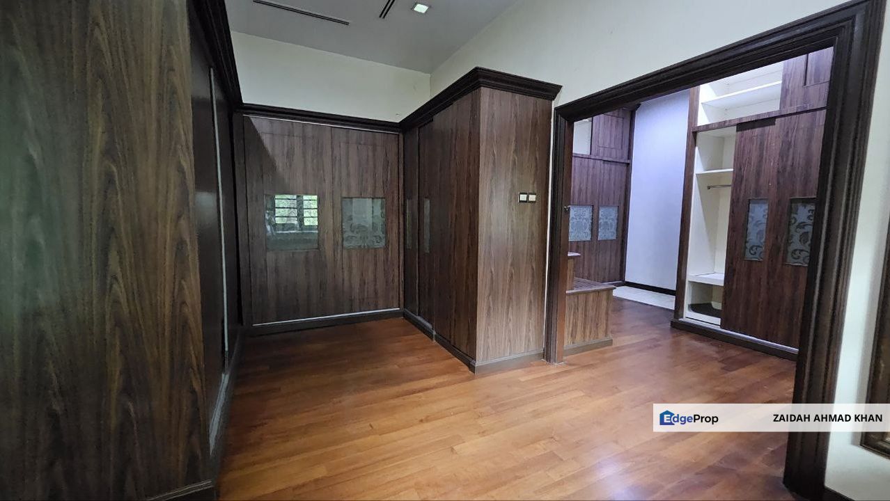 SECTION 16 PETALING JAYA SELANGOR 2.5 STOREY BUNGALOW WITH SWIMMING POOL RENOVATED WITH EVENT GLASS HOUSE, Selangor, Petaling Jaya