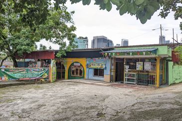 Single Stoery Bungalow in Pinggir Ttdi For Sale 