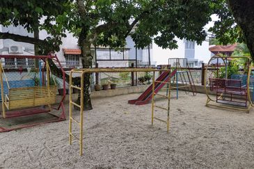 Single Stoery Bungalow in Pinggir Ttdi For Sale 