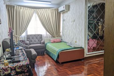 3 Storey Bungalow in Pinggir Ttdi For Sale 