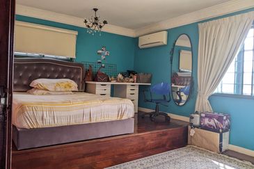 3 Storey Bungalow in Pinggir Ttdi For Sale 