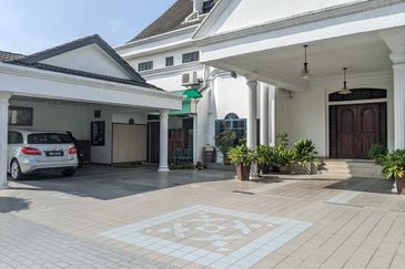 3 Storey Bungalow in Pinggir Ttdi For Sale 