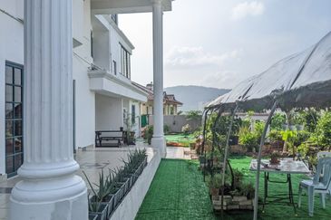 3 Storey Bungalow in Pinggir Ttdi For Sale 